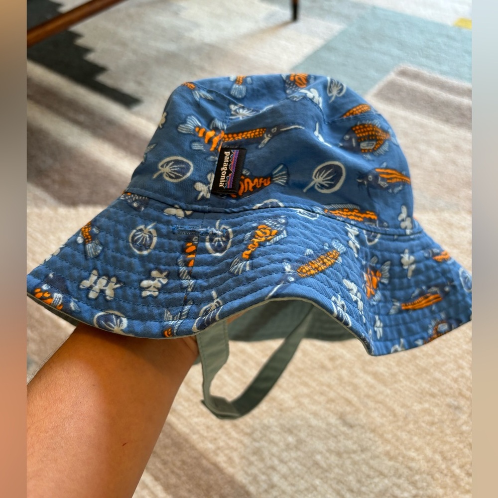 Patagonia bucket hat (reversible, FISHIES IN THE SWAMP: BAYOU BLUE) size 2T-5T